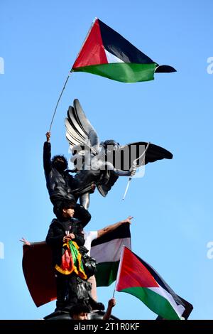 Migliaia di manifestanti pro-palestinesi marciano per le strade di Londra come parte della protesta Stand by Palestine del 9 ottobre 2023 Foto Stock