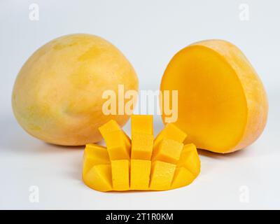 Mango fresco frutta isolato su sfondo bianco Foto Stock