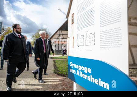 Bad Windsheim, Germania. 15 ottobre 2023. Josef Schuster (r), presidente del Consiglio centrale degli ebrei in Germania, cammina fino all'ex sinagoga Allersheim. Dopo che l'ex sinagoga di Allersheim, un distretto di Giebelstadt nella bassa Franconia, è stata smantellata e inizialmente conservata nel Museo all'aperto della Franconia, ora è stata aperta nel Museo all'aperto dopo tre anni di ricostruzione. Crediti: Pia Bayer/dpa/Alamy Live News Foto Stock