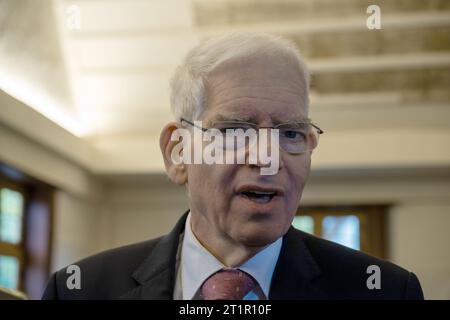 Bad Windsheim, Germania. 15 ottobre 2023. Josef Schuster, presidente del Consiglio centrale degli ebrei in Germania, parla all'interno dell'ex sinagoga Allersheim. Dopo che l'ex sinagoga di Allersheim nella bassa Franconia era stata smantellata e inizialmente conservata nel Museo all'aperto della Franconia, è stata ora aperta nel Museo all'aperto dopo tre anni di ricostruzione. Crediti: Pia Bayer/dpa/Alamy Live News Foto Stock