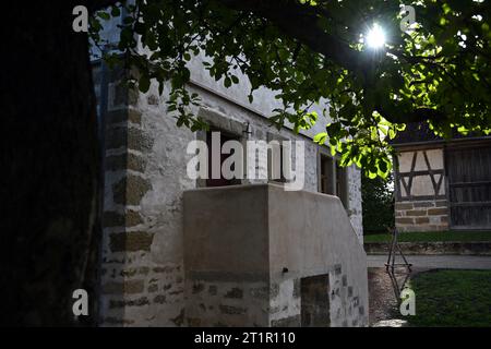 Bad Windsheim, Germania. 15 ottobre 2023. L'ex sinagoga di Allersheim nel Museo all'aperto della Franconia di Bad Windsheim. Dopo che l'ex sinagoga di Allersheim nella bassa Franconia era stata smantellata e inizialmente conservata nel Museo all'aperto della Franconia, è stata ora aperta nel Museo all'aperto dopo tre anni di ricostruzione. Crediti: Pia Bayer/dpa/Alamy Live News Foto Stock