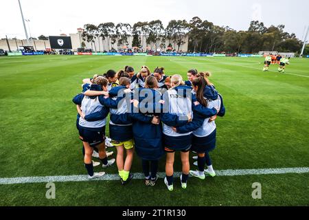 Melbourne, Victoria, Australia. 15 ottobre 2023. MELBOURNE, AUSTRALIA - 15 OTTOBRE: La squadra Melbourne Victory si accomoda prima di giocare a Brisbane Roar al la Trobe University Sports Fields il 15 ottobre 2023 a Melbourne, Australia (Credit Image: © Chris Putnam/ZUMA Press Wire) SOLO PER USO EDITORIALE! Non per USO commerciale! Foto Stock