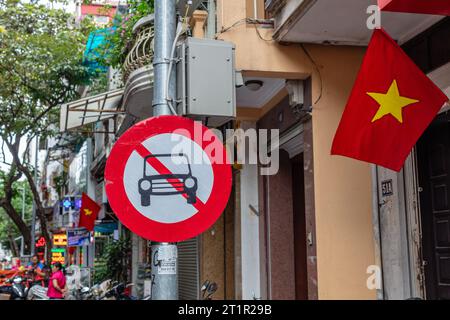 Quartiere vecchio o Phố cổ Hà Nội, Hanoi, Vietnam. Segnali stradali vietati per veicoli a motore non consentiti. Foto Stock