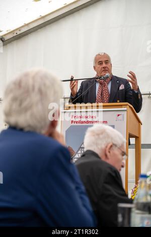 Bad Windsheim, Germania. 15 ottobre 2023. Ludwig Spaenle (CSU), Commissario del governo di Stato bavarese per la vita ebraica e contro l'antisemitismo, per il lavoro di memoria e il patrimonio storico, parla in occasione dell'apertura dell'ex sinagoga di Allersberg al Museo all'aperto della Franconia a Bad Winsheim. Dopo che l'ex sinagoga di Allersheim era stata smantellata e inizialmente conservata nel Museo all'aperto della Franconia, ora è stata aperta nel Museo all'aperto dopo tre anni di ricostruzione. Crediti: Pia Bayer/dpa/Alamy Live News Foto Stock