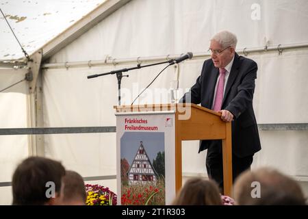 Bad Windsheim, Germania. 15 ottobre 2023. Josef Schuster, presidente del Consiglio centrale degli ebrei in Germania, parla all'apertura dell'ex sinagoga di Allersberg presso il Museo all'aperto della Franconia a Bad Winsheim. Dopo che l'ex sinagoga di Allersheim era stata smantellata e inizialmente conservata nel Museo all'aperto della Franconia, ora è stata aperta nel Museo all'aperto dopo tre anni di ricostruzione. Crediti: Pia Bayer/dpa/Alamy Live News Foto Stock