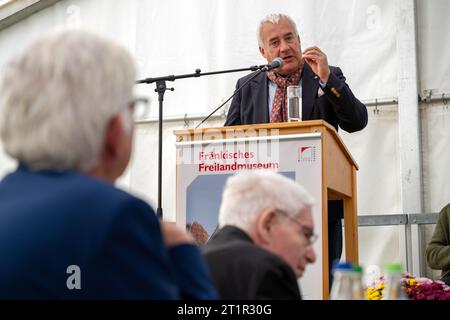 Bad Windsheim, Germania. 15 ottobre 2023. Ludwig Spaenle (CSU), Commissario del governo di Stato bavarese per la vita ebraica e contro l'antisemitismo, per il lavoro di memoria e il patrimonio storico, parla in occasione dell'apertura dell'ex sinagoga di Allersberg al Museo all'aperto della Franconia a Bad Winsheim. Dopo che l'ex sinagoga di Allersheim era stata smantellata e inizialmente conservata nel Museo all'aperto della Franconia, ora è stata aperta nel Museo all'aperto dopo tre anni di ricostruzione. Crediti: Pia Bayer/dpa/Alamy Live News Foto Stock