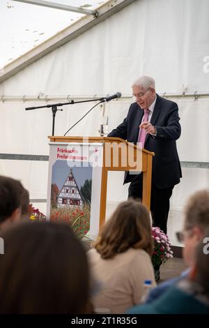 Bad Windsheim, Germania. 15 ottobre 2023. Josef Schuster, presidente del Consiglio centrale degli ebrei in Germania, parla all'apertura dell'ex sinagoga di Allersberg presso il Museo all'aperto della Franconia a Bad Winsheim. Dopo che l'ex sinagoga di Allersheim era stata smantellata e inizialmente conservata nel Museo all'aperto della Franconia, ora è stata aperta nel Museo all'aperto dopo tre anni di ricostruzione. Crediti: Pia Bayer/dpa/Alamy Live News Foto Stock