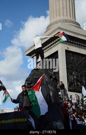 Migliaia di manifestanti pro-palestinesi marciano per le strade di Londra come parte della protesta Stand by Palestine del 9 ottobre 2023 Foto Stock