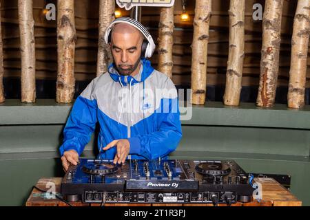 Londra, Regno Unito. 14 ottobre 2023. DJ Munro al Chizzy Akudolu's Hip Hop Themed 50th Birthday Party al Patch East di Londra. Credito: SOPA Images Limited/Alamy Live News Foto Stock