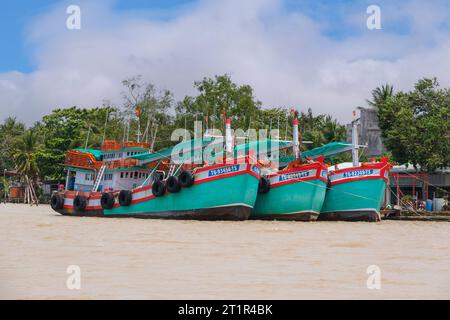 Piccole navi da carico sul fiume Mekong, in Vietnam. Foto Stock