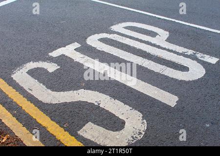 Una foto di smettere di scrivere su una strada urbana. Foto Stock