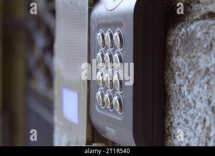 Una foto di un tastierino ACT 5e o di un lettore di prossimità su una parete di pietra. Foto Stock