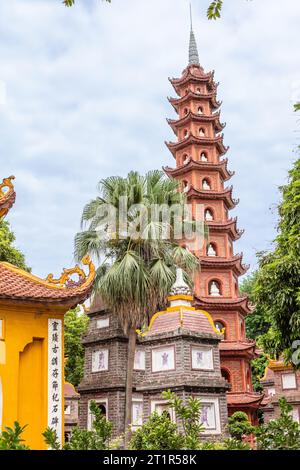 Tran Quoc pagoda, la più antica pagoda buddista ad Hanoi. Quan Tay Ho (Westlake distretto), Hanoi, Vietnam. Foto Stock