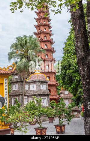 Tran Quoc pagoda, la più antica pagoda buddista ad Hanoi. Quan Tay Ho (Westlake distretto), Hanoi, Vietnam. Foto Stock