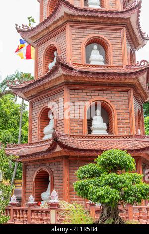 Tran Quoc pagoda, la più antica pagoda buddista ad Hanoi. Quan Tay Ho (Westlake distretto), Hanoi, Vietnam. Foto Stock