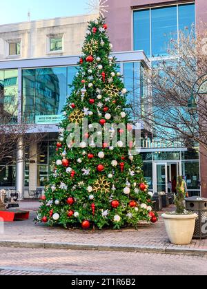 Decorazioni per alberi di Natale su Public Streetcorner, Alexandria, Virginia, USA. Foto Stock