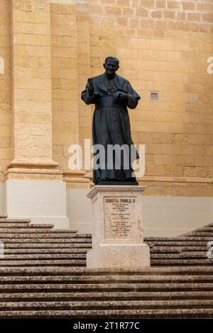 Gozo, Malta, 3 maggio 2023. Statua di Papa Giovanni Paolo II di fronte alla Cattedrale di Notre-Dame-de-l'Assomption a Rabat, Victoria, Foto Stock