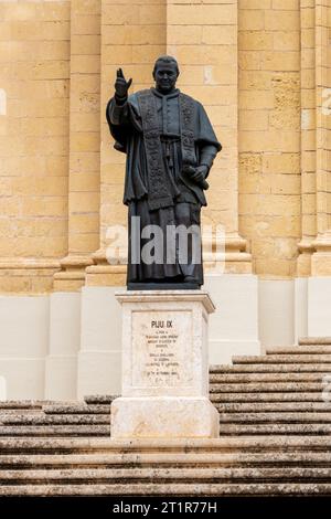 Gozo, Malta, 3 maggio 2023. Statua di Papa Pio IX di fronte alla Cattedrale di Notre-Dame-de-l'Assomption a Rabat, Victoria, Foto Stock