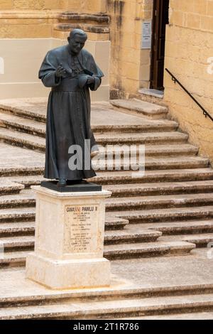 Gozo, Malta, 3 maggio 2023. Statua di Papa Giovanni Paolo II di fronte alla Cattedrale di Notre-Dame-de-l'Assomption a Rabat, Victoria, Foto Stock