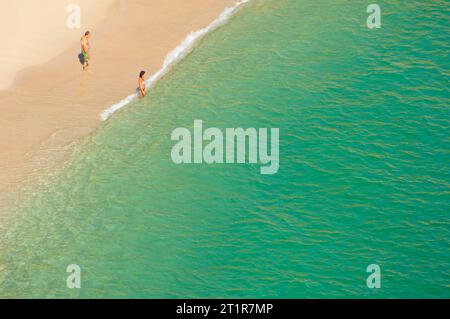 Un paio sta per andare a nuotare su un Cornish - John Gollop Foto Stock