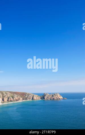 Vista della costa della Cornovaglia da Porthcurno verso Logan Rock - John Gollop Foto Stock