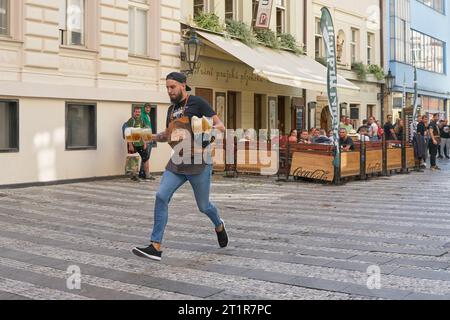 Concorso PINKASOVA NOČNÍ MŮRA dei camerieri più veloci del ristorante U Pinkasu di Praga Foto Stock