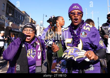 Tottenham Hotspur Stadium, Londra, Regno Unito. 15 ottobre 2023. NFL UK Football, Baltimore Ravens contro Tennessee Titans; tifosi dei Baltimore Ravens fuori dal Tottenham Hotspur Stadium Credit: Action Plus Sports/Alamy Live News Foto Stock