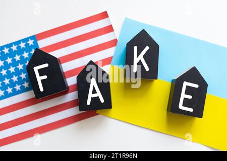 Un Fake News pin distintivo nella foto sopra la bandiera degli Stati Uniti d'America. Foto Stock