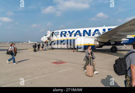 Ferno, Milano-Malpensa, Italia - 3 ottobre 2023: Imbarco dei passeggeri presso la compagnia aerea low cost Ryanair nell'aeroporto internazionale di Milano-Malpensa. Foto Stock