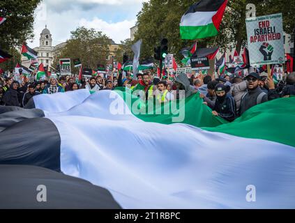 Londra, Regno Unito. 14 ottobre 2023: I manifestanti pacifici pro-palestinesi detengono una bandiera palestinese di ginat a Whitehall nel centro di Londra, nel Regno Unito, durante un'agai dimostrativa Foto Stock