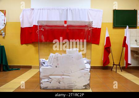 BYTOM, POLONIA - 15 OTTOBRE 2023: Ballottaggio presso la commissione elettorale locale nelle elezioni parlamentari in Polonia. Foto Stock