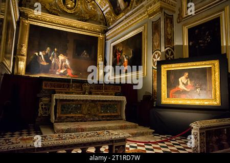 La Valletta, Malta - 17 giugno 2023: Sala della sagrestia all'interno della co-cattedrale di la Valletta a Malta dove sono esposti i due dipinti di Caravaggio: La behea Foto Stock