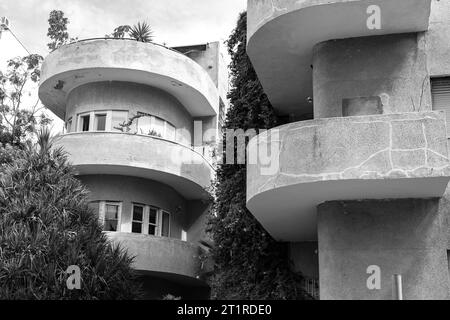 Tipico dettaglio architettonico ispirato al Bauhaus di Tel Aviv, chiamato anche la città Bianca. Tel Aviv ospita ampiamente esempi di architettura modernista-Bauhaus Foto Stock