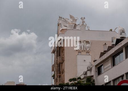 Tel Aviv, Israele - 2 ottobre 2023 - The Crazy House è un appartamento postmodernista di nove piani, terminato nel 1985, progettato da un arco di origine siriana Foto Stock