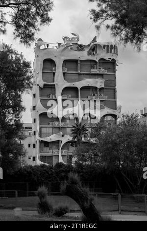 Tel Aviv, Israele - 2 ottobre 2023 - The Crazy House è un appartamento postmodernista di nove piani, terminato nel 1985, progettato da un arco di origine siriana Foto Stock