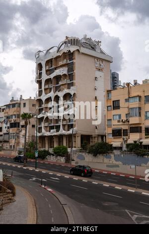 Tel Aviv, Israele - 2 ottobre 2023 - The Crazy House è un appartamento postmodernista di nove piani, terminato nel 1985, progettato da un arco di origine siriana Foto Stock