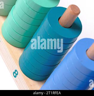 Colorato giocattolo in legno, abaco con numeri da 1 a 10, concentrazione selettiva su 8 Foto Stock