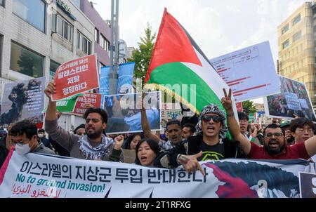 Seoul, Corea del Sud. 15 ottobre 2023. I manifestanti pro-palestinesi detengono uno striscione e cartelli durante una marcia a sostegno della Palestina. I sostenitori palestinesi hanno tenuto una manifestazione e una marcia a Seul per protestare contro l'attacco israeliano alla Striscia di Gaza. Credito: SOPA Images Limited/Alamy Live News Foto Stock