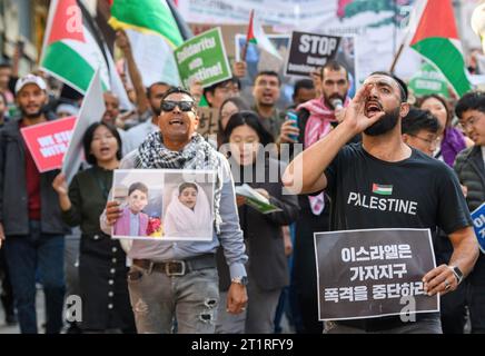 Seoul, Corea del Sud. 15 ottobre 2023. I manifestanti pro-palestinesi gridano slogan durante una marcia a sostegno della Palestina. I sostenitori palestinesi hanno tenuto una manifestazione e una marcia a Seul per protestare contro l'attacco israeliano alla Striscia di Gaza. Credito: SOPA Images Limited/Alamy Live News Foto Stock