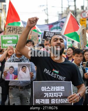 Seoul, Corea del Sud. 15 ottobre 2023. Un manifestante pro-palestinese grida slogan durante una marcia a sostegno della Palestina. I sostenitori palestinesi hanno tenuto una manifestazione e una marcia a Seul per protestare contro l'attacco israeliano alla Striscia di Gaza. Credito: SOPA Images Limited/Alamy Live News Foto Stock