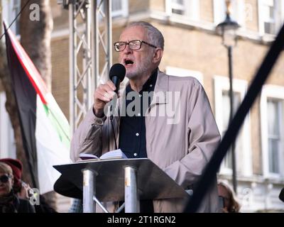 Ex leader laburista Jeremy Corbyn, discorsi alla marcia pro-palestinese a Londra, nel Regno Unito, durante la dimostrazione della campagna di solidarietà della Palestina, la marcia è stata organizzata per protestare contro il confict di Israele Palestina sulla Striscia di Gaza Foto Stock