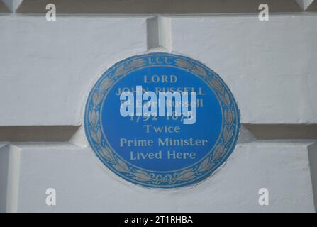 Targa blu del London County Council che deonora la residenza di Lord John Russell, Belgravia, Londra, Regno Unito Foto Stock