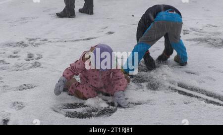 Aggiornamento - Teil 2: Ein dickes Wintergewitter überraschte am Sonntag dann doch noch viele Menschen auf dem Fichtelberg. Lautes Donnergrollen, dichtes Schneetreiben und ein schneebedeckter Fichtelberg gegen 14 Uhr. Ohne Winterreifen ging Nichts voran. Kradfahrer mussten eine Zwangspause einlegen. Die Touristen freute es, es gab eine fette Schneeballschlacht unter den Kindern. Wettersturz im Erzgebirge Nachdem es am Freitag und Samstagvormittag noch frühsommerlich warm gewesen ist, zeigt der Herbst am Sonntag Seine Zähne. BEI Temperaturen von knapp über dem Gefrierpunkt fiel auf dem Fichtelberg der Foto Stock
