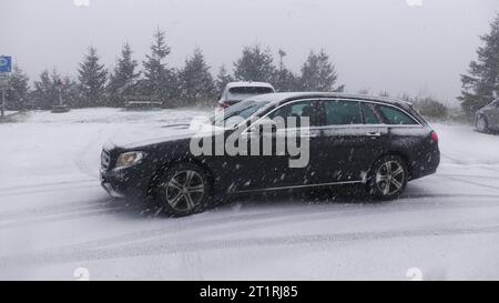 Aggiornamento - Teil 2: Ein dickes Wintergewitter überraschte am Sonntag dann doch noch viele Menschen auf dem Fichtelberg. Lautes Donnergrollen, dichtes Schneetreiben und ein schneebedeckter Fichtelberg gegen 14 Uhr. Ohne Winterreifen ging Nichts voran. Kradfahrer mussten eine Zwangspause einlegen. Die Touristen freute es, es gab eine fette Schneeballschlacht unter den Kindern. Wettersturz im Erzgebirge Nachdem es am Freitag und Samstagvormittag noch frühsommerlich warm gewesen ist, zeigt der Herbst am Sonntag Seine Zähne. BEI Temperaturen von knapp über dem Gefrierpunkt fiel auf dem Fichtelberg der Foto Stock