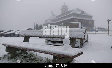 Aggiornamento - Teil 2: Ein dickes Wintergewitter überraschte am Sonntag dann doch noch viele Menschen auf dem Fichtelberg. Lautes Donnergrollen, dichtes Schneetreiben und ein schneebedeckter Fichtelberg gegen 14 Uhr. Ohne Winterreifen ging Nichts voran. Kradfahrer mussten eine Zwangspause einlegen. Die Touristen freute es, es gab eine fette Schneeballschlacht unter den Kindern. Wettersturz im Erzgebirge Nachdem es am Freitag und Samstagvormittag noch frühsommerlich warm gewesen ist, zeigt der Herbst am Sonntag Seine Zähne. BEI Temperaturen von knapp über dem Gefrierpunkt fiel auf dem Fichtelberg der Foto Stock