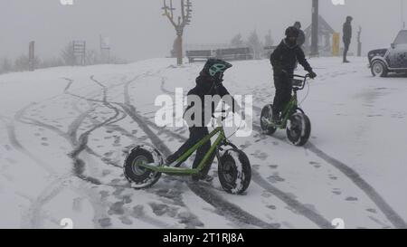 Aggiornamento - Teil 2: Ein dickes Wintergewitter überraschte am Sonntag dann doch noch viele Menschen auf dem Fichtelberg. Lautes Donnergrollen, dichtes Schneetreiben und ein schneebedeckter Fichtelberg gegen 14 Uhr. Ohne Winterreifen ging Nichts voran. Kradfahrer mussten eine Zwangspause einlegen. Die Touristen freute es, es gab eine fette Schneeballschlacht unter den Kindern. Wettersturz im Erzgebirge Nachdem es am Freitag und Samstagvormittag noch frühsommerlich warm gewesen ist, zeigt der Herbst am Sonntag Seine Zähne. BEI Temperaturen von knapp über dem Gefrierpunkt fiel auf dem Fichtelberg der Foto Stock