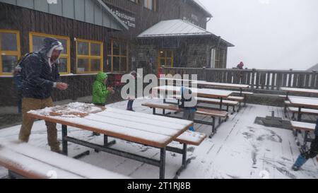 Aggiornamento - Teil 2: Ein dickes Wintergewitter überraschte am Sonntag dann doch noch viele Menschen auf dem Fichtelberg. Lautes Donnergrollen, dichtes Schneetreiben und ein schneebedeckter Fichtelberg gegen 14 Uhr. Ohne Winterreifen ging Nichts voran. Kradfahrer mussten eine Zwangspause einlegen. Die Touristen freute es, es gab eine fette Schneeballschlacht unter den Kindern. Wettersturz im Erzgebirge Nachdem es am Freitag und Samstagvormittag noch frühsommerlich warm gewesen ist, zeigt der Herbst am Sonntag Seine Zähne. BEI Temperaturen von knapp über dem Gefrierpunkt fiel auf dem Fichtelberg der Foto Stock