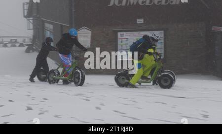 Aggiornamento - Teil 2: Ein dickes Wintergewitter überraschte am Sonntag dann doch noch viele Menschen auf dem Fichtelberg. Lautes Donnergrollen, dichtes Schneetreiben und ein schneebedeckter Fichtelberg gegen 14 Uhr. Ohne Winterreifen ging Nichts voran. Kradfahrer mussten eine Zwangspause einlegen. Die Touristen freute es, es gab eine fette Schneeballschlacht unter den Kindern. Wettersturz im Erzgebirge Nachdem es am Freitag und Samstagvormittag noch frühsommerlich warm gewesen ist, zeigt der Herbst am Sonntag Seine Zähne. BEI Temperaturen von knapp über dem Gefrierpunkt fiel auf dem Fichtelberg der Foto Stock