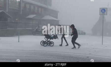 Aggiornamento - Teil 2: Ein dickes Wintergewitter überraschte am Sonntag dann doch noch viele Menschen auf dem Fichtelberg. Lautes Donnergrollen, dichtes Schneetreiben und ein schneebedeckter Fichtelberg gegen 14 Uhr. Ohne Winterreifen ging Nichts voran. Kradfahrer mussten eine Zwangspause einlegen. Die Touristen freute es, es gab eine fette Schneeballschlacht unter den Kindern. Wettersturz im Erzgebirge Nachdem es am Freitag und Samstagvormittag noch frühsommerlich warm gewesen ist, zeigt der Herbst am Sonntag Seine Zähne. BEI Temperaturen von knapp über dem Gefrierpunkt fiel auf dem Fichtelberg der Foto Stock