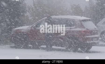 Aggiornamento - Teil 2: Ein dickes Wintergewitter überraschte am Sonntag dann doch noch viele Menschen auf dem Fichtelberg. Lautes Donnergrollen, dichtes Schneetreiben und ein schneebedeckter Fichtelberg gegen 14 Uhr. Ohne Winterreifen ging Nichts voran. Kradfahrer mussten eine Zwangspause einlegen. Die Touristen freute es, es gab eine fette Schneeballschlacht unter den Kindern. Wettersturz im Erzgebirge Nachdem es am Freitag und Samstagvormittag noch frühsommerlich warm gewesen ist, zeigt der Herbst am Sonntag Seine Zähne. BEI Temperaturen von knapp über dem Gefrierpunkt fiel auf dem Fichtelberg der Foto Stock